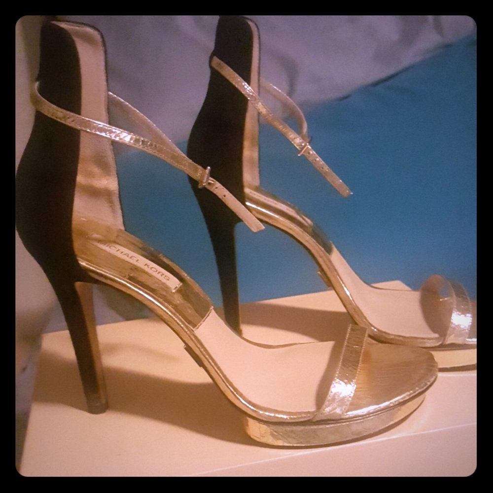 SOLD!!!! Michael Kors Beautiful gold heels 👠